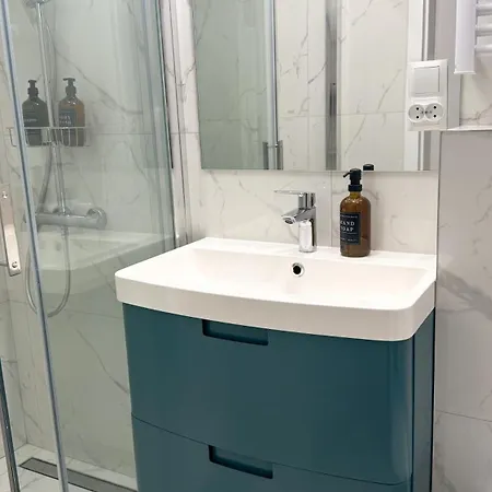 B2 - Noble Room - Warsaw City Haven - Shared Bathroom Exterior photo