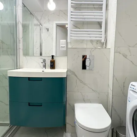 B2 - Noble Room - Warsaw City Haven - Shared Bathroom Exterior photo