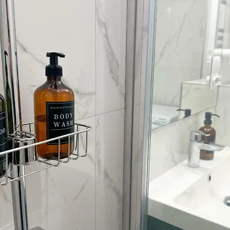 B2 - Noble Room - Warsaw City Haven - Shared Bathroom Exterior photo